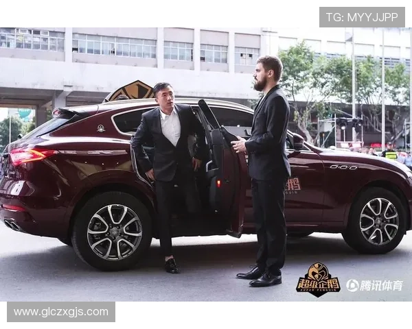 足球明星街头秀技惊四座引发路人热烈围观与欢呼