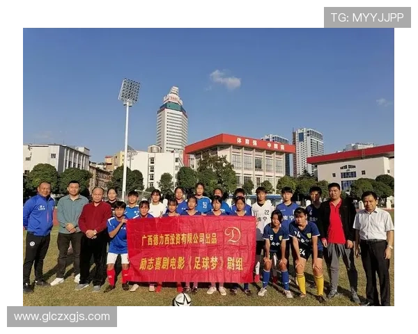 从校园到赛场体育老师逆袭成足球明星的励志故事